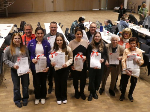 Die geehrten Mitglieder freuen sich über die Anerkennung